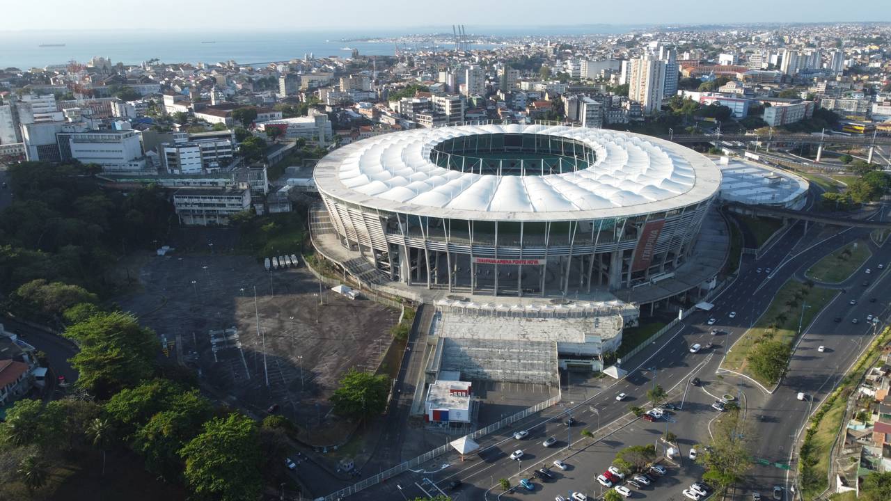 A Arena Fonte Nova domina a paisagem de Salvador com 48 mil lugares e uma cobertura moderna que revolucionou o cenário esportivo baiano em 2013