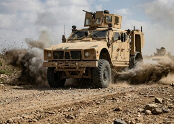 O blindado com assoalho em formato de V projetado especificamente para desviar a explosão de minas terrestres e salvar a vida de todos os passageiros