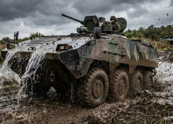 O blindado anfíbio de 8 rodas e 22 toneladas transporta 12 soldados com segurança e atravessa rios inteiros sem precisar de pontes