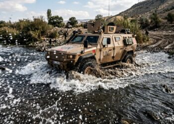 O veículo anfíbio turco de 6 toneladas possui um chassi em formato de V que salva a tripulação ao desviar a energia de explosões de minas terrestres