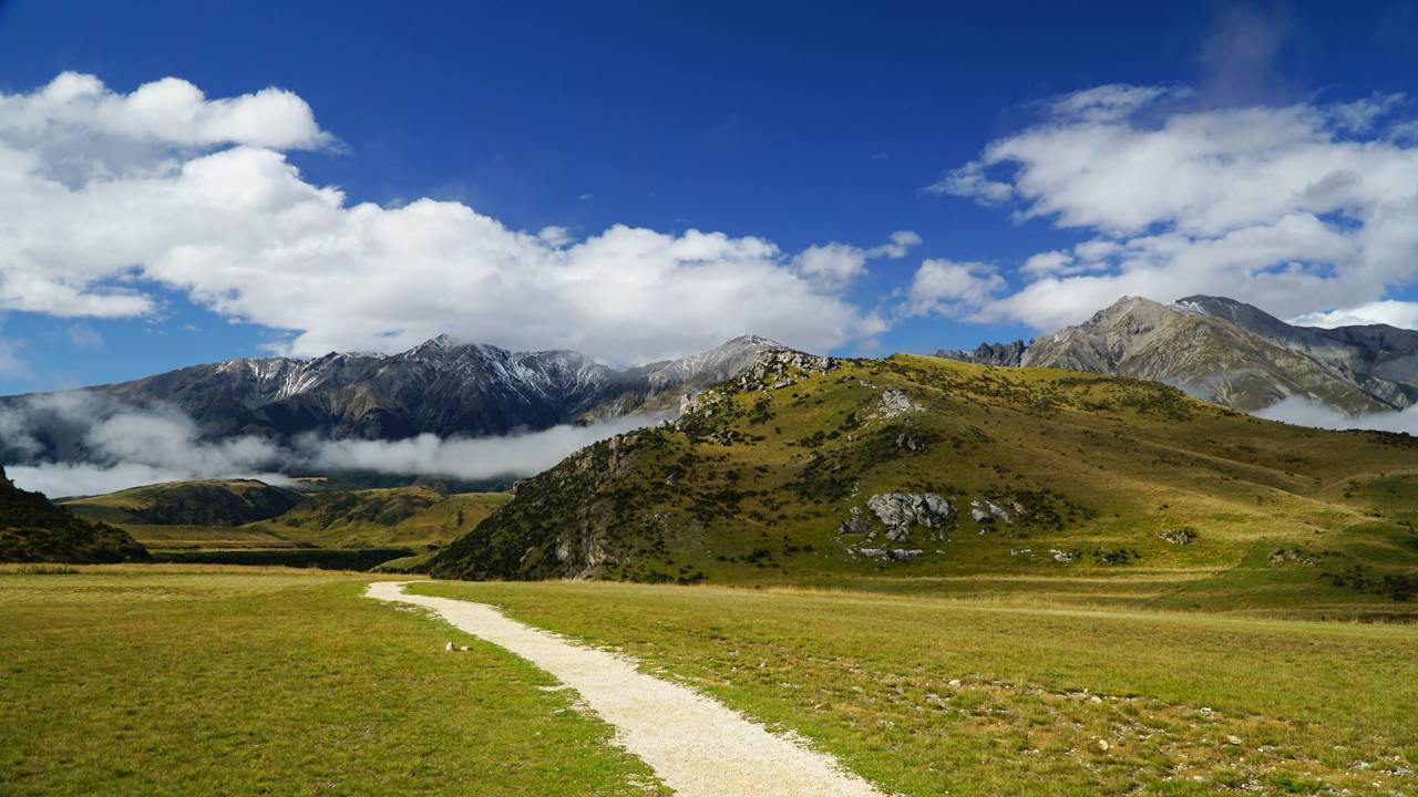 A rodovia na Nova Zelândia sobe a 920 metros de altitude; com um viaduto de 440 metros, o trajeto cruza os desfiladeiros dos Alpes do Sul