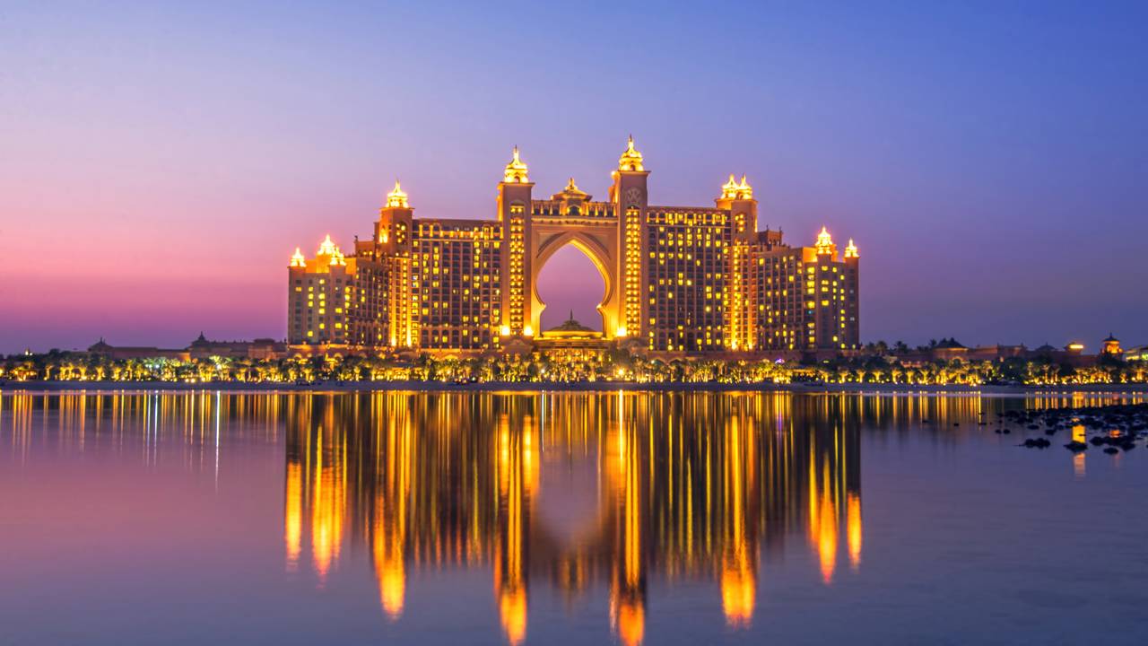 Ocupando 46 hectares na ponta da ilha artificial de Dubai, o resort de 1.544 quartos virou um ícone da hotelaria de luxo mundial