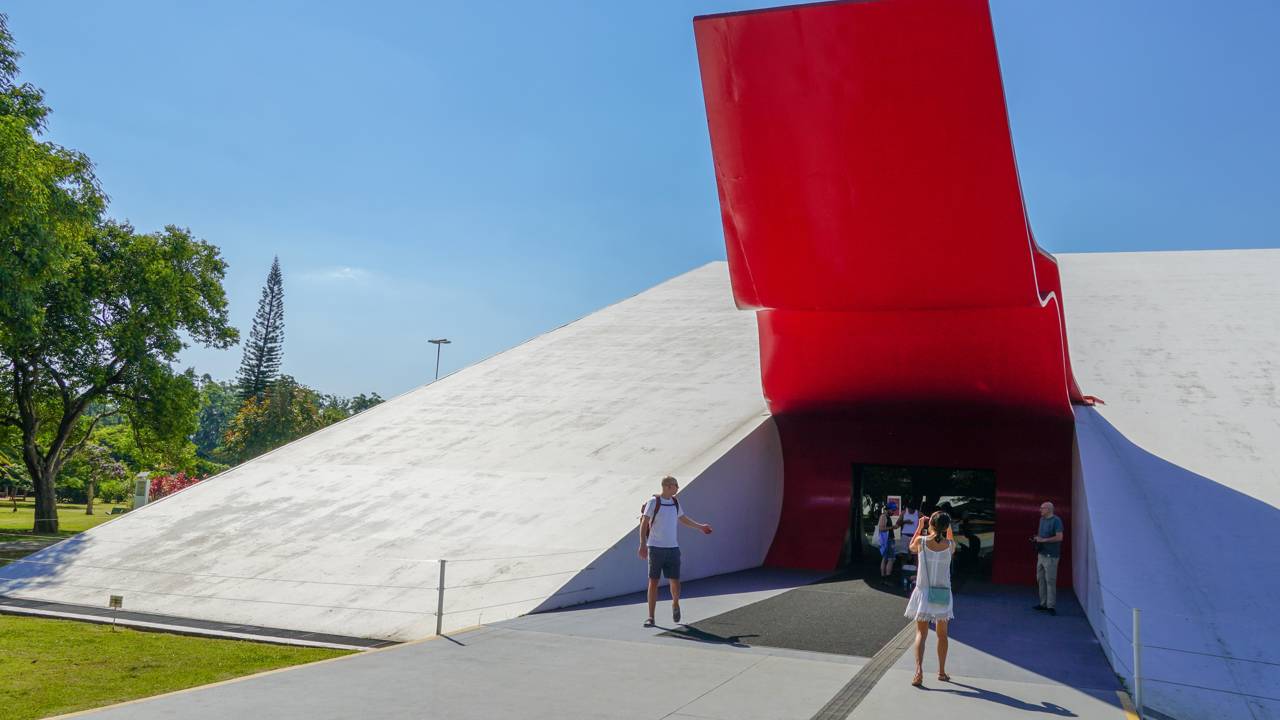 Com uma marquise vermelha icônica e design de Niemeyer, a obra de 2005 é um dos maiores símbolos da arquitetura moderna no Brasil