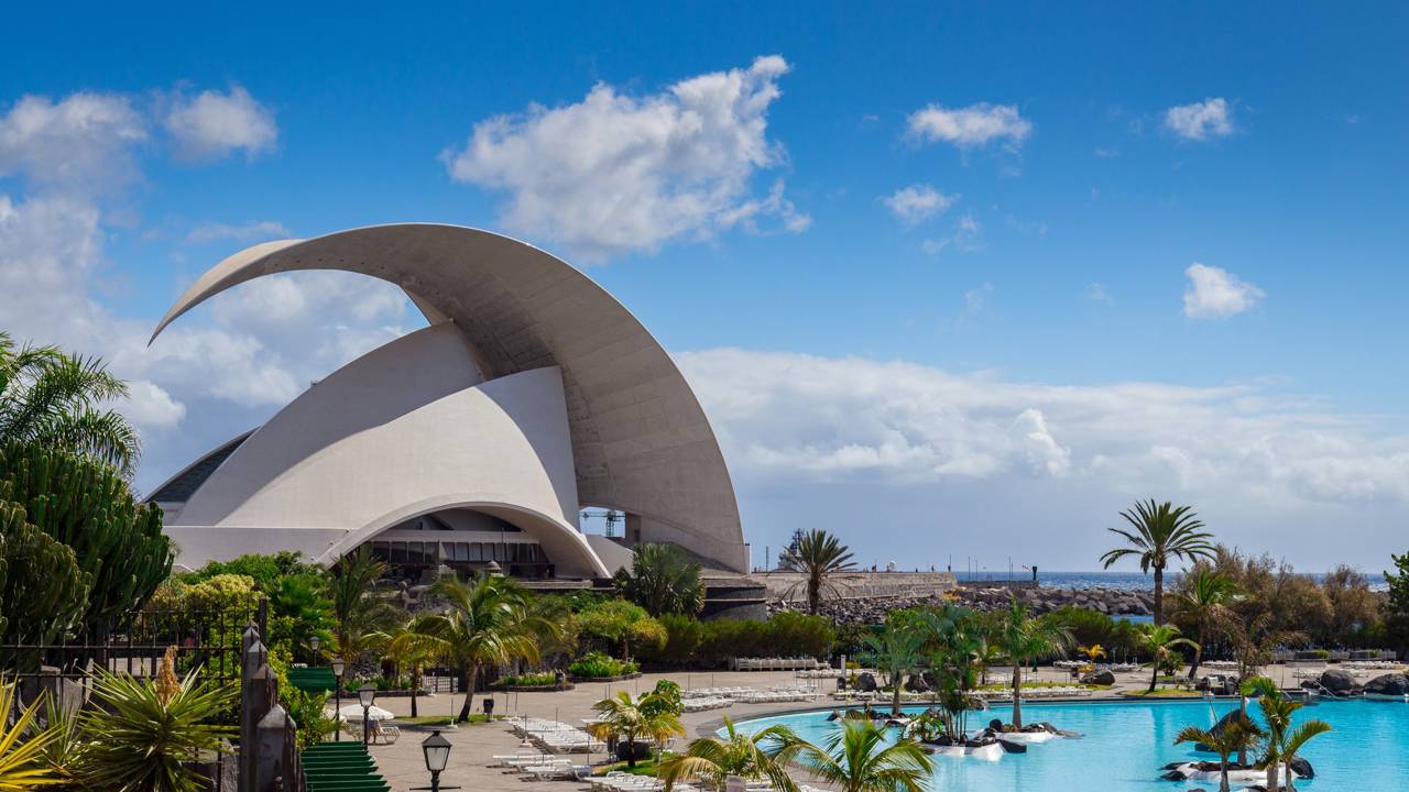 Esculpido em concreto com uma asa de 50 metros de altura, o Auditório de Tenerife desafia a física e virou ícone absoluto das Ilhas Canárias