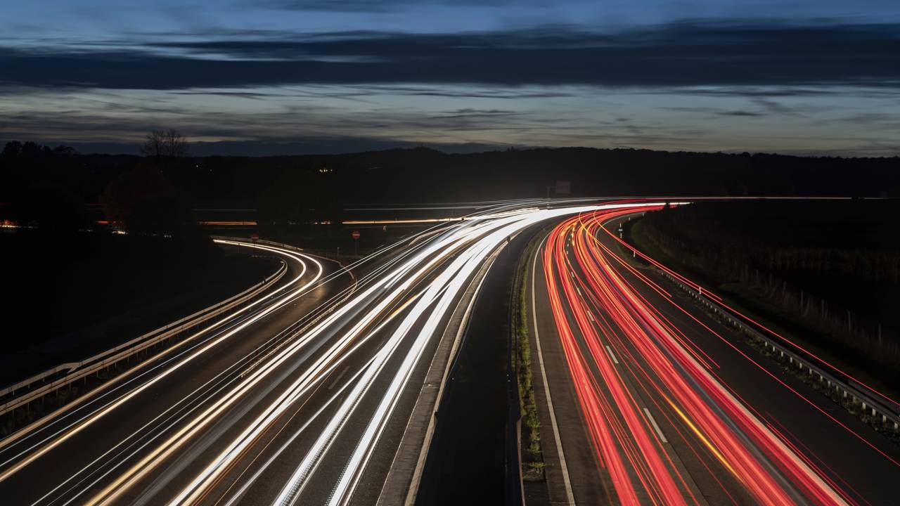 Com trechos sem limite de velocidade e engenharia de elite, a rede rodoviária alemã é referência mundial em segurança e qualidade de asfalto
