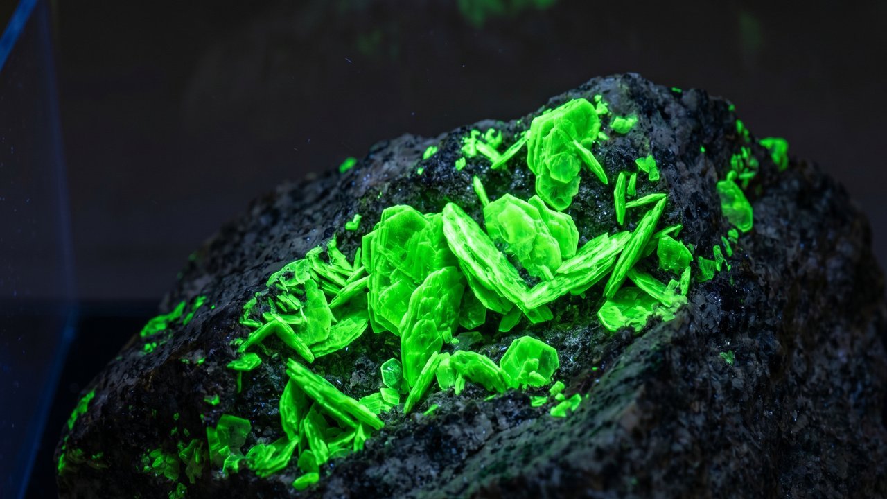 Esqueça a esmeralda, pois esta gema fluorescente com 48% de urânio surge como uma fonte radioativa e um recorde da química