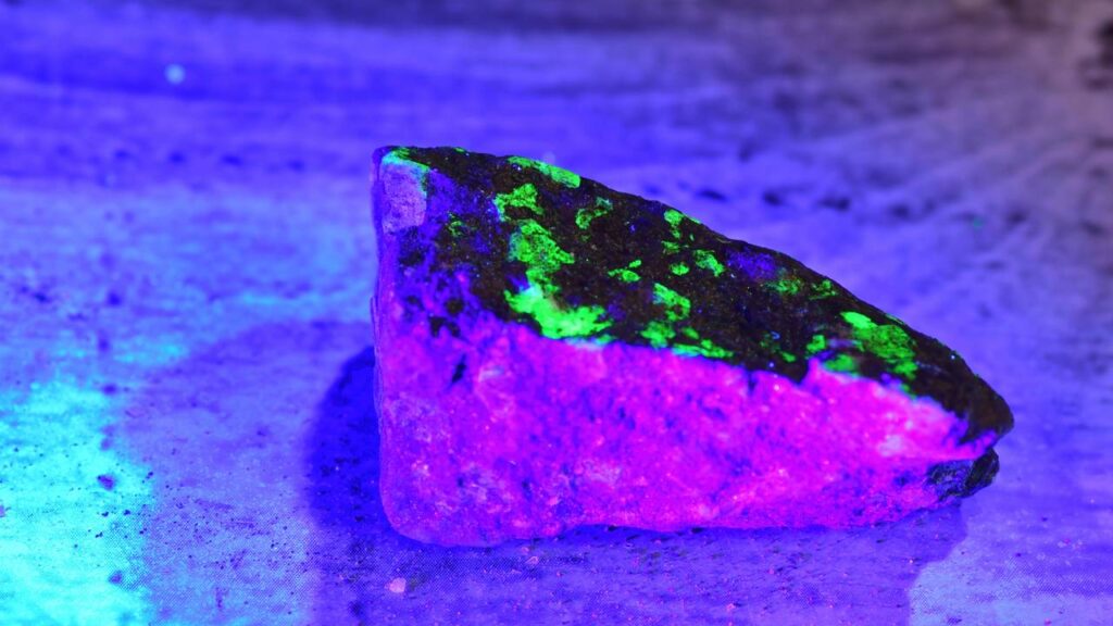 Esqueça as pedras opacas, pois este mineral fluorescente que brilha sob luz ultravioleta surge como a estrela da radioatividade
