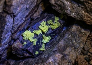 Esqueça a esmeralda, pois esta gema fluorescente com 48% de urânio surge como uma fonte radioativa e um recorde da química