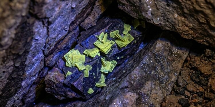 Esqueça a esmeralda, pois esta gema fluorescente com 48% de urânio surge como uma fonte radioativa e um recorde da química