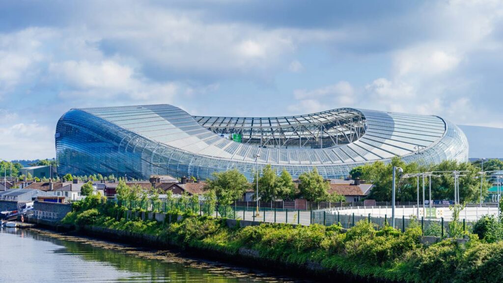 Com 51.700 lugares e uma fachada em formato curvo, o estádio em Dublin virou a casa oficial do rugby e do futebol irlandês