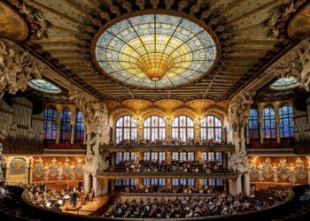 Com seu domo de vidro colorido e arquitetura modernista de 1908, o auditório virou a joia máxima da música e da engenharia em Barcelona