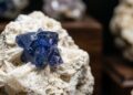 Esqueça a safira, pois este cristal azul de 1907 possui um brilho fluorescente e sua qualidade de gema só existe em um condado da Califórnia