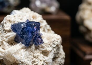 Esqueça a safira, pois este cristal azul de 1907 possui um brilho fluorescente e sua qualidade de gema só existe em um condado da Califórnia