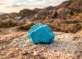 Esqueça a turquesa comum, pois este mineral azul puro de uma mina específica no Arizona surge como o padrão de luxo da joalheria mundial