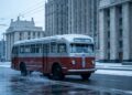 Com 34 assentos e motor diesel-elétrico de 1946, o gigante soviético surge como um pioneiro de engenharia nas ruas de Moscou