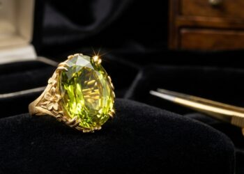 Esqueça a esmeralda, pois esta gema verde-amarela de 1944 só existe no Brasil e surge como um tesouro raro na alta joalheria