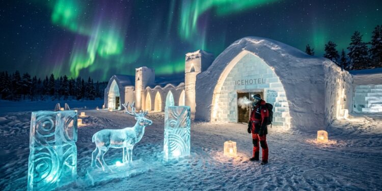 Com 5.500 metros quadrados de gelo esculpido, o hotel na Suécia surge como uma obra de arte que derrete e renasce a cada inverno