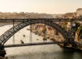 Com 385 metros de extensão e vão em arco de 172 metros, a ponte portuguesa de 1886 surge como o maior ícone da engenharia no Porto