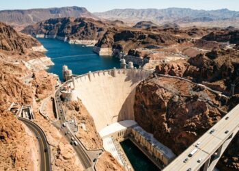 Com 221 metros de altura e 4,4 milhões de metros cúbicos de concreto, a barragem no Rio Colorado mudou a história do deserto americano