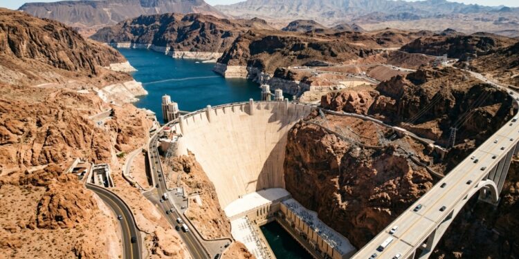 Com 221 metros de altura e 4,4 milhões de metros cúbicos de concreto, a barragem no Rio Colorado mudou a história do deserto americano