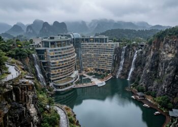 O luxuoso resort de 1 bilhão de dólares construído inteiramente debaixo da terra dentro das paredes de uma pedreira abandonada com 18 andares impressionantes e quartos que ficam completamente submersos na água do lago