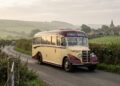 Com 27 assentos e motor de 28 cavalos, o clássico ônibus inglês de 1939 surge como um ícone da engenharia de transportes