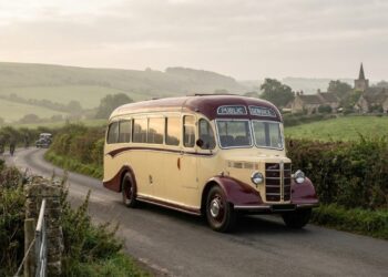 Com 27 assentos e motor de 28 cavalos, o clássico ônibus inglês de 1939 surge como um ícone da engenharia de transportes