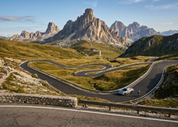 A rodovia italiana atinge 2.233 metros de altitude; com 29 curvas fechadas, o Passo Giau cruza as Dolomitas como a rota mais cênica da região