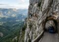 Com seus túneis esculpidos na rocha e um precipício vertical de 600 metros de profundidade, a estrada francesa virou o mirante mais vertiginoso dos Alpes de Vercors
