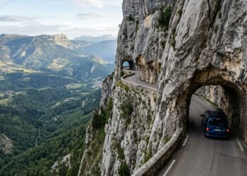 Com seus túneis esculpidos na rocha e um precipício vertical de 600 metros de profundidade, a estrada francesa virou o mirante mais vertiginoso dos Alpes de Vercors