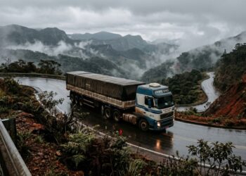 Caminhoneiros que trafegam diariamente pelo trecho mineiro enfrentam curvas com ângulos perigosos e tráfego pesado que exigem controle absoluto dos freios nas descidas