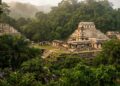 Com pirâmides de 22 metros de altura, a metrópole maia escondida na selva surge como um testemunho monumental da engenharia pré-colombiana
