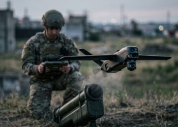 O drone que cabe em uma mochila e destrói tanques pesados a 180 km/h no momento do impacto