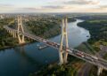 Investindo 1,9 bilhão de reais em 760 metros de extensão, a Ponte da Integração une Brasil e Paraguai como um recorde da engenharia moderna