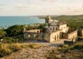 Datadas de 1551, as ruínas da primeira grande edificação civil portuguesa no Brasil erguem-se sobre a costa baiana como um marco da história colonial