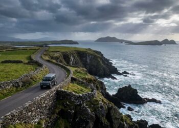 Com 47 km de trajeto pela costa irlandesa, a Slea Head Drive surge como um ícone de paisagens cênicas e falésias imponentes