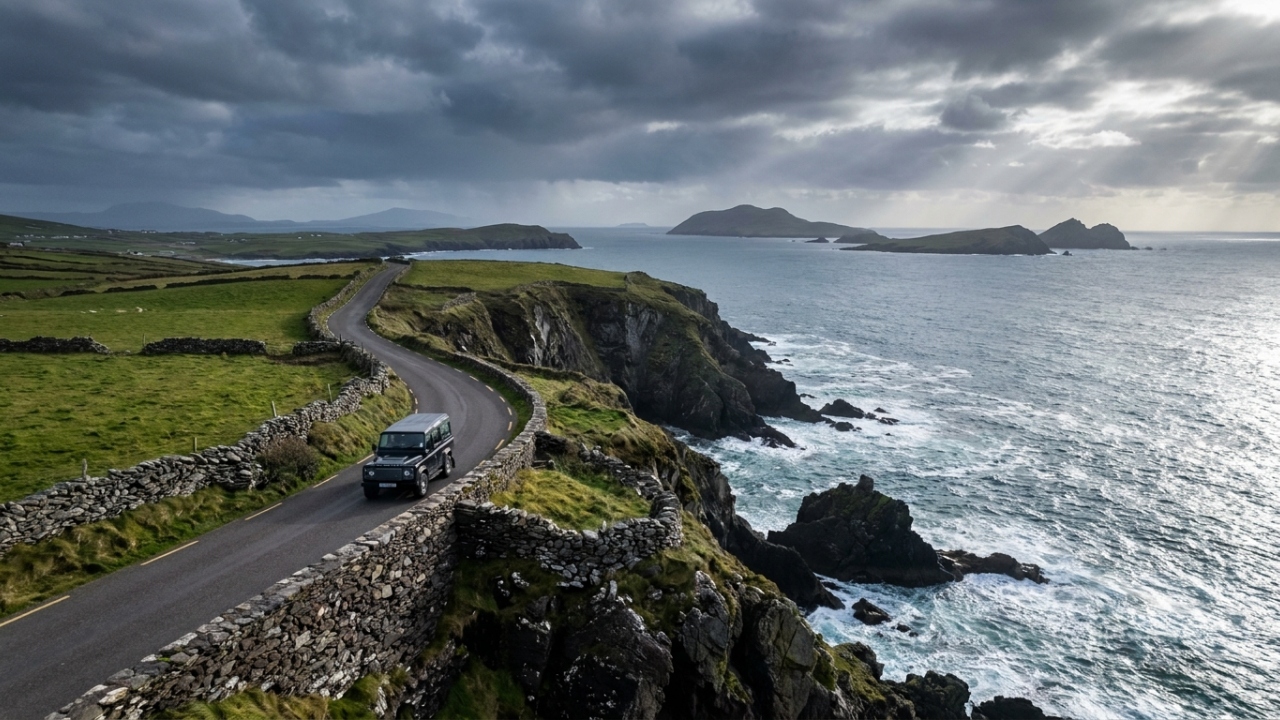 Com 47 km de trajeto pela costa irlandesa, a Slea Head Drive surge como um ícone de paisagens cênicas e falésias imponentes