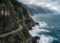 Com 118 km de extensão entre montanhas e o oceano, a rodovia em Taiwan surge como um desafio de engenharia esculpido em precipícios