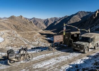 Com 5.360 metros de altitude, a passagem de Chang La na Índia desafia a engenharia e surge como uma das rotas mais extremas e elevadas da Ásia