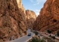 Paredões de calcário atingem 300 metros de altura nesta estrada marroquina, formando um desfiladeiro estreito que desafia a engenharia local