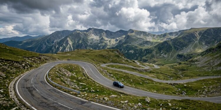 Com 2.145 metros de altitude e 148 km de extensão, a estrada Transalpina surge como a rota mais alta e desafiadora de toda a Romênia