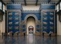 Com 14 metros de altura e azulejos azuis, o Portão de Ishtar remontado em Berlim surge como a maior obra da engenharia babilônica