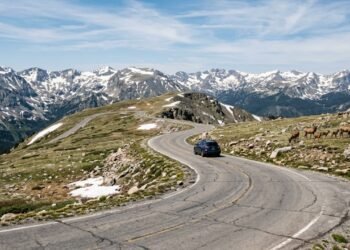 A rodovia americana sobe a 3.713 metros de altitude; cruzando o Parque Rocky Mountain, ela detém o recorde de estrada pavimentada contínua mais alta dos EUA