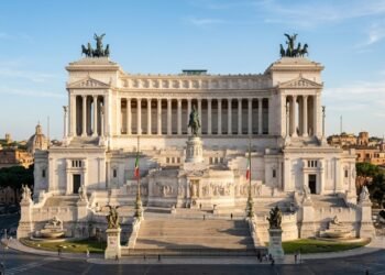 Com 81 metros de altura e mármore branco monumental, o monumento em Roma virou o maior símbolo da unificação italiana e da história