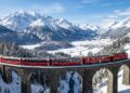 A viagem de trem Patrimônio da UNESCO que conecta geleiras suíças a palmeiras italianas em 4 horas