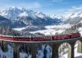A viagem de trem Patrimônio da UNESCO que conecta geleiras suíças a palmeiras italianas em 4 horas