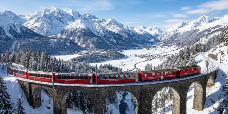 A viagem de trem Patrimônio da UNESCO que conecta geleiras suíças a palmeiras italianas em 4 horas