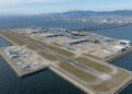 O engenhoso aeroporto internacional asiático construído sobre uma ilha artificial de 20 bilhões de dólares que está afundando lentamente no oceano e força engenheiros a erguerem o solo constantemente contra o completo colapso