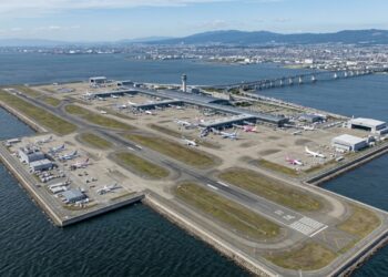 O engenhoso aeroporto internacional asiático construído sobre uma ilha artificial de 20 bilhões de dólares que está afundando lentamente no oceano e força engenheiros a erguerem o solo constantemente contra o completo colapso