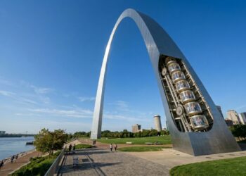 O gigantesco arco de aço inoxidável de quase 200 metros de altura nos Estados Unidos que possui um bizarro e complexo sistema de bondes internos desenhado sob medida para levar os milhares de turistas até o ponto mais alto do topo